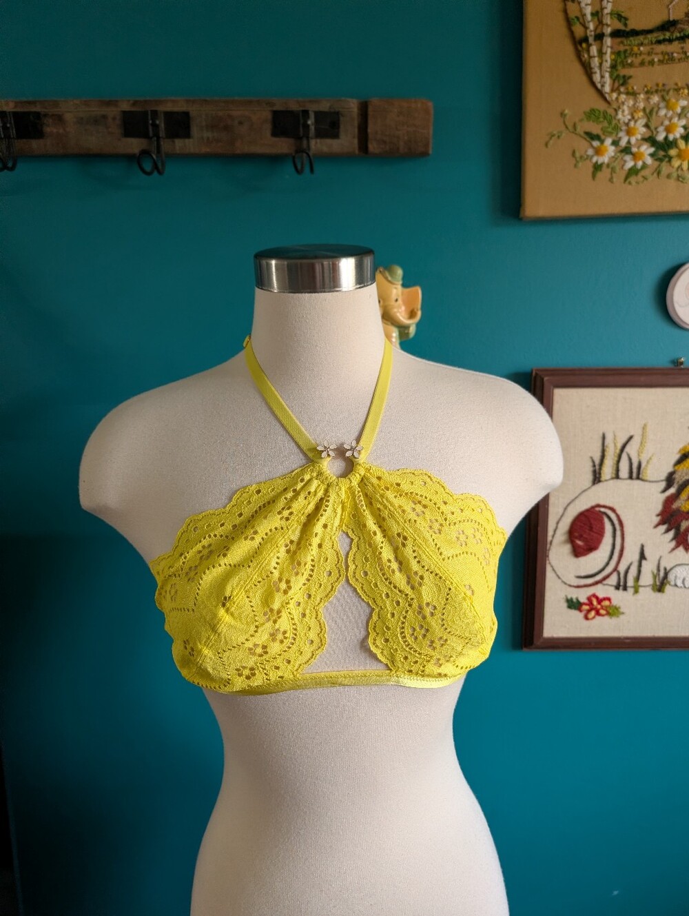 Savage X Fenty Yellow Lace Halter Bralette Size Medium Adjustable Keyhole